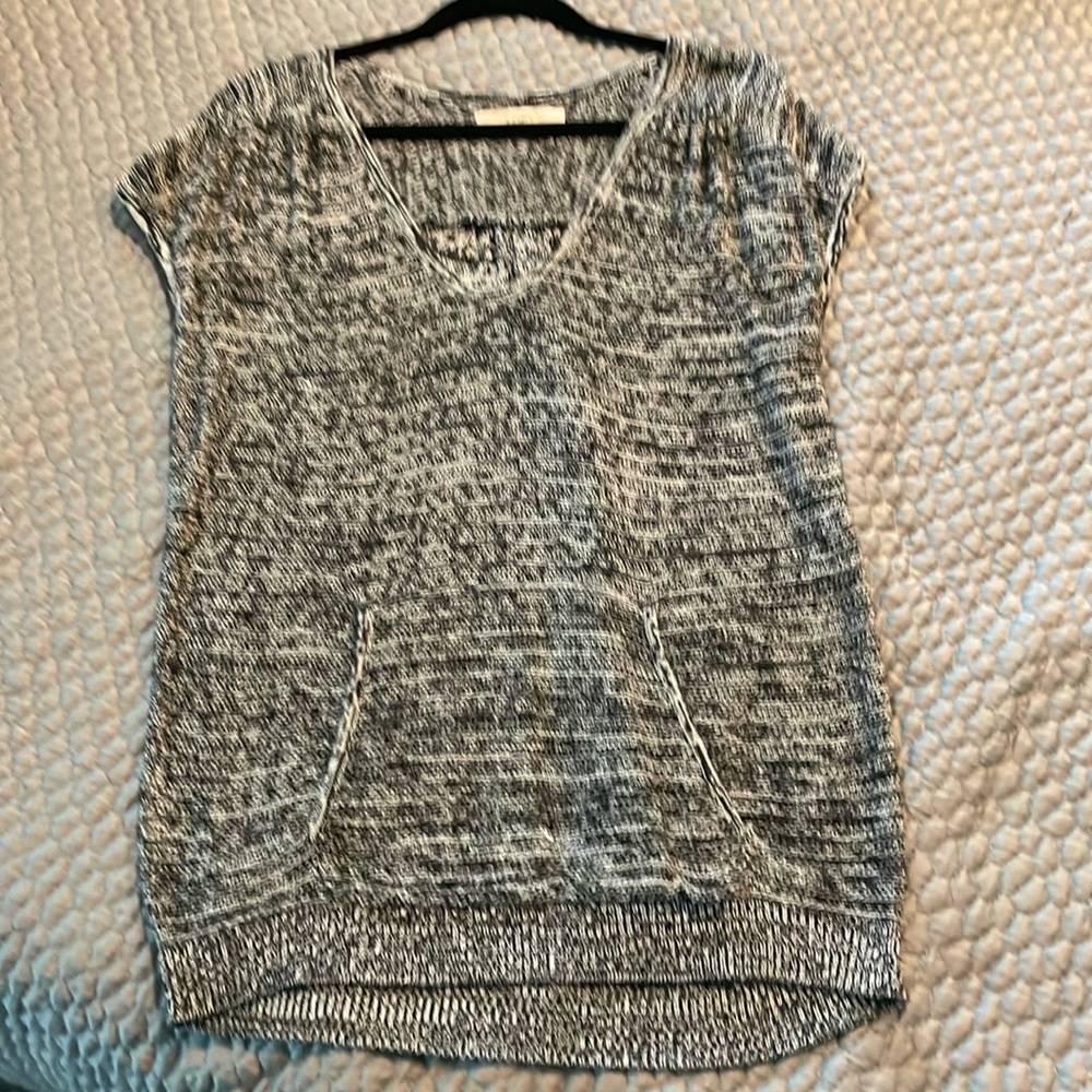 Loft short sleeve, lightweight pull over sweater with pocket